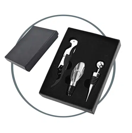 JUEGO DE VINO CON ESTUCHE - DESCORCHADOR, TAPÓN Y VERTEDOR